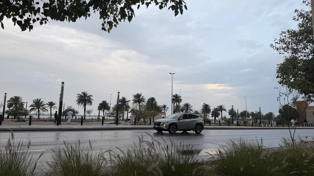 سيارة دفع رباعي على طريق ساحلي في الدمام بالسعودية