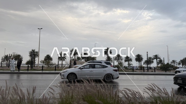 حركة المرور في طريق الدمام الساحلي في يوم غائم