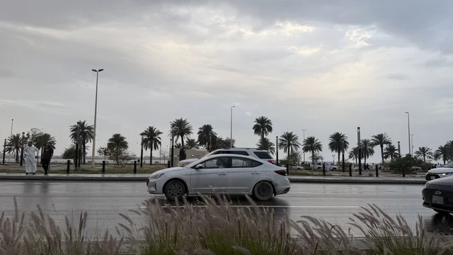 حركة المرور في طريق الدمام الساحلي في يوم غائم