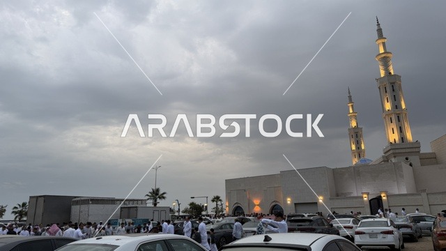 تجمع المصلين في عيد الفطر بمسجد في الدمام