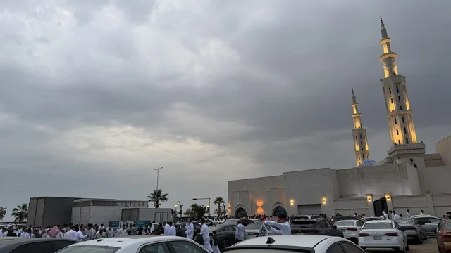 تجمع المصلين في عيد الفطر بمسجد في الدمام