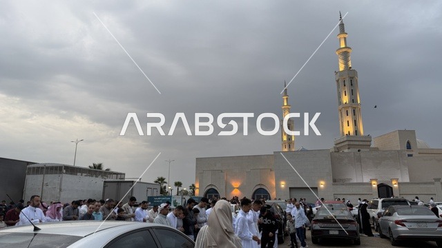تجمع صلاة العيد عند مسجد في الدمام بالسعودية