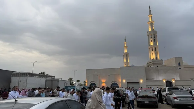 تجمع صلاة العيد عند مسجد في الدمام بالسعودية