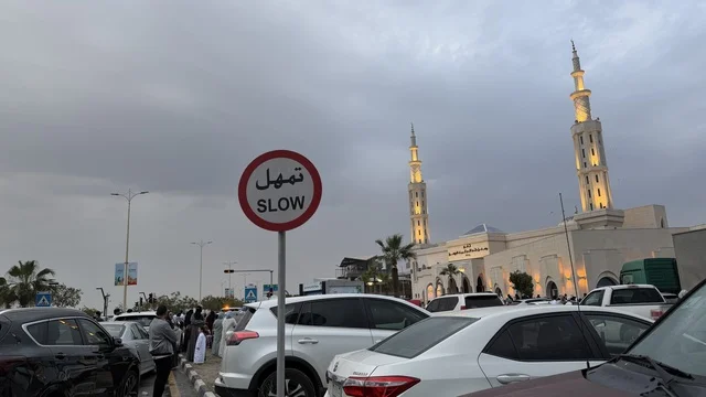 احتفالات العيد والزحام أمام مسجد في الدمام بالسعودية