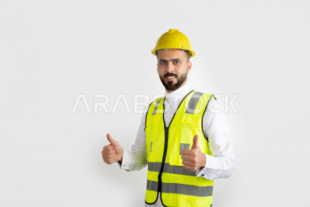 بورتريه مهندس سعودي ماهر محترف في التخطيط ، رجل مهندس خليجي ، خلفية بيضاء