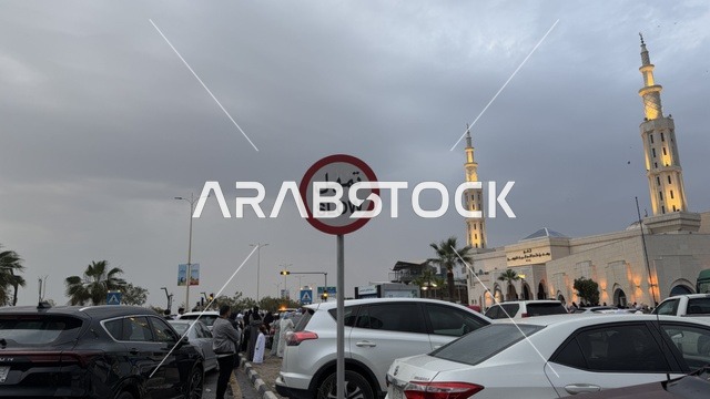 احتفالات العيد في الدمام بجانب مسجد ومآذن مضيئة