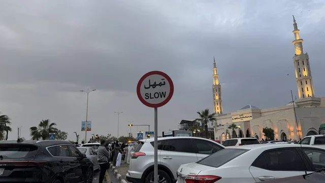 احتفالات العيد في الدمام بجانب مسجد ومآذن مضيئة