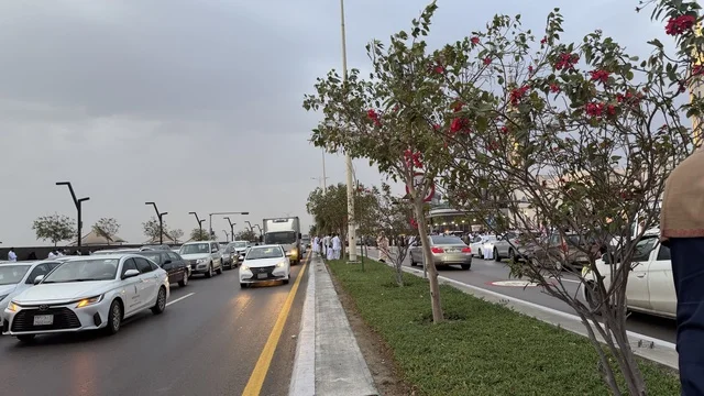 زحام الشوارع في الدمام خلال احتفالات العيد