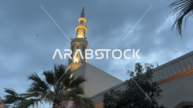 مئذنة مسجد في الدمام تحت سماء الغسق الغائمة