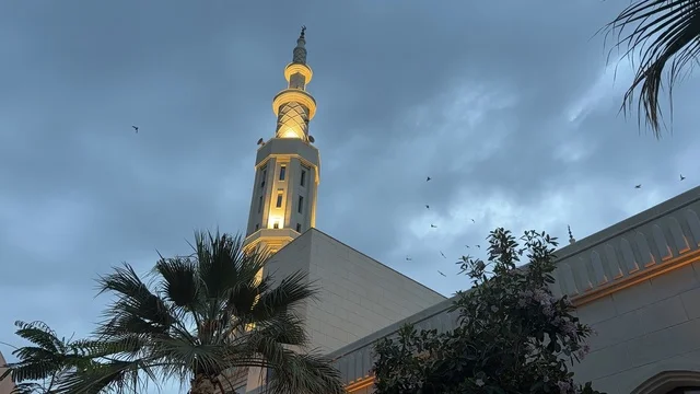 مئذنة مسجد في الدمام تحت سماء الغسق الغائمة