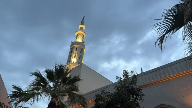 مئذنة مسجد مضيئة في الدمام بالمنطقة الشرقية وقت المساء