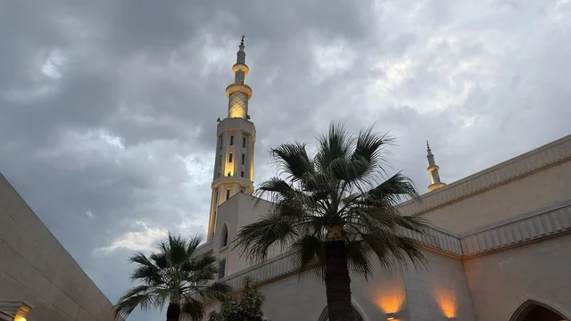 مئذنة مسجد في الدمام السعودية تحت سماء غائمة