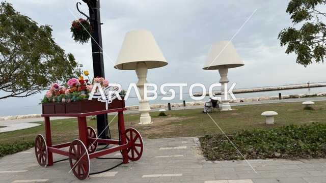 زينة العيد على كورنيش الدمام مع عربة زهور