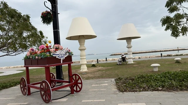 زينة العيد على كورنيش الدمام مع عربة زهور