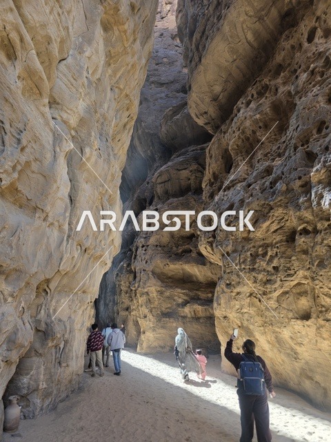 سياح يسيرون في ممر جبل العلا بالسعودية