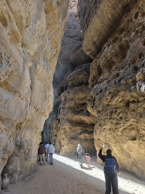 سياح يسيرون في ممر جبل العلا بالسعودية