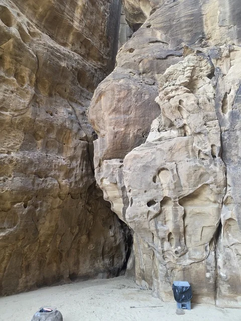 تكوينات صخرية في صحراء العلا السعودية