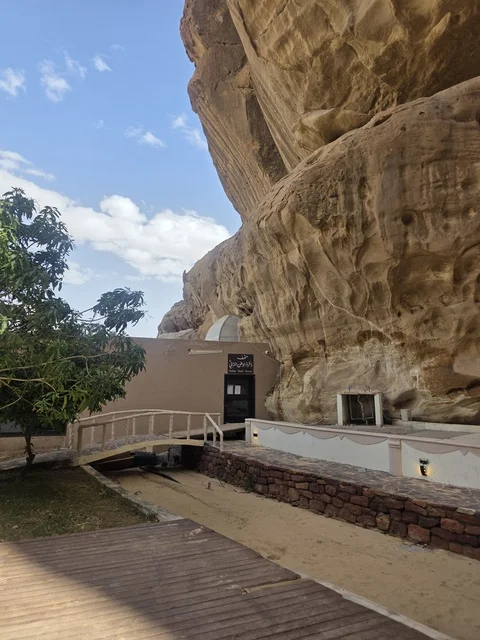 منحدرات العلا الصخرية والهندسة المعمارية في السعودية