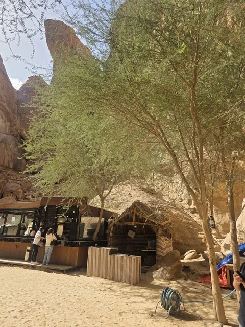 كشك قهوة خارجي في جبال صحراء العلا