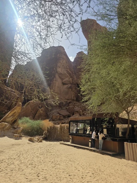 مقهى خارجي في المناظر الطبيعية بصحراء العلا السعودية