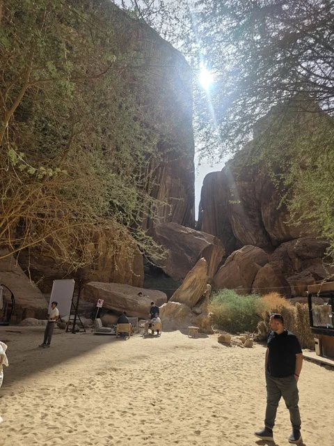 جبال العلا الصخرية والوادي الصحراوي في السعودية