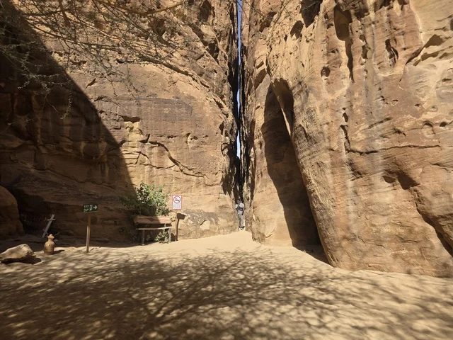 ممر أخدود ضيق في العلا السعودية
