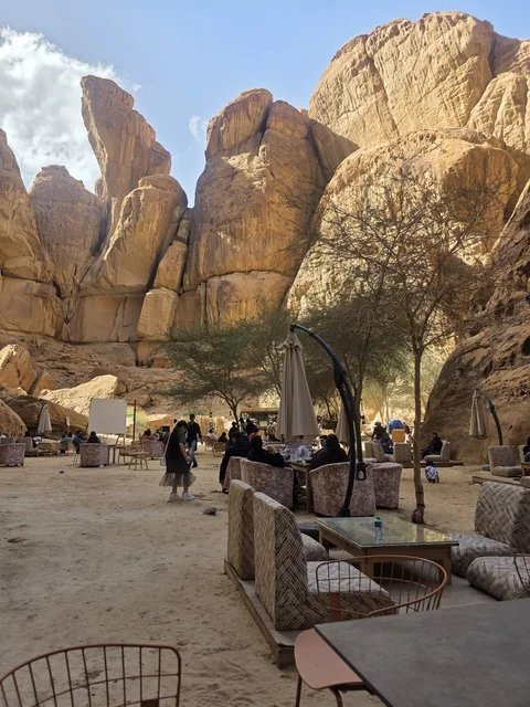 مجلس خارجي وجبال العلا الصحراوية في السعودية