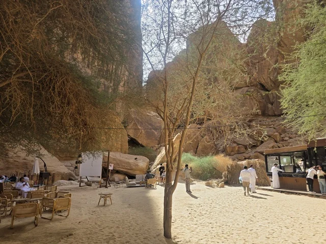 مقهى خارجي في صحراء العلا وسط التكوينات الصخرية