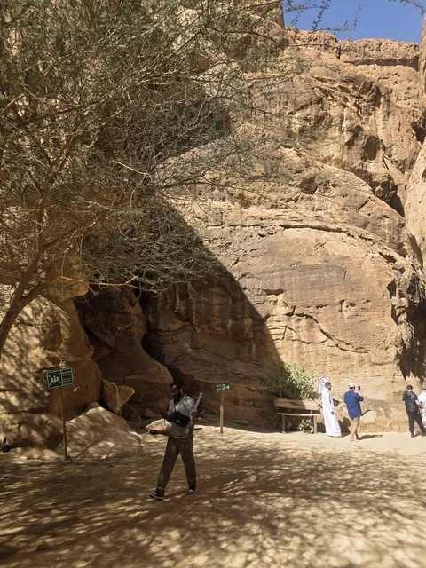 التكوينات الصخرية والسياح في العلا السعودية