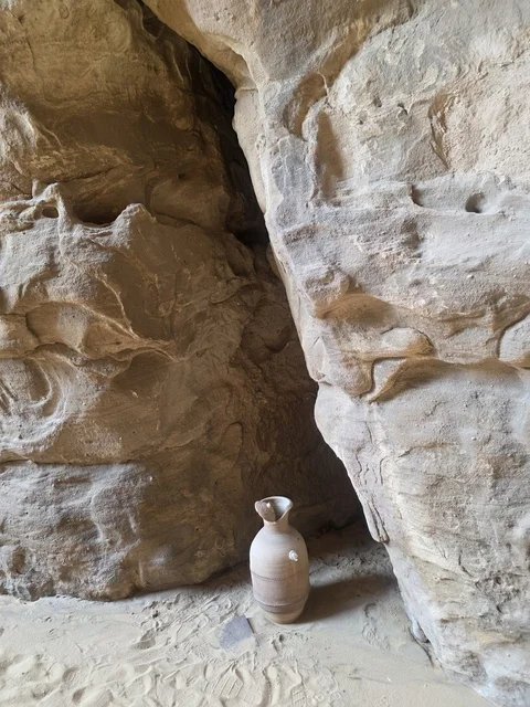 جرة فخارية تقليدية في كهف رملي في العلا