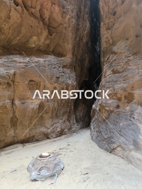 ممر جبلي صخري ضيق في مدينة العلا السعودية