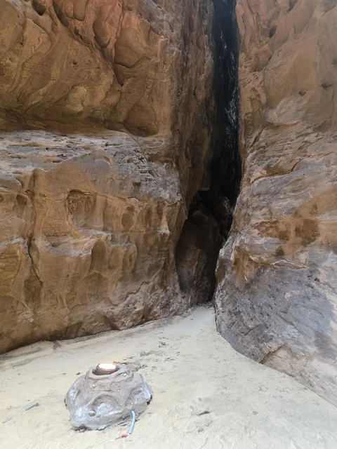 ممر جبلي صخري ضيق في مدينة العلا السعودية