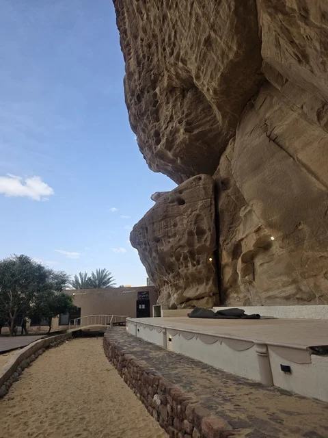 منتجع جبل العلا وجرف صخري رملي في السعودية