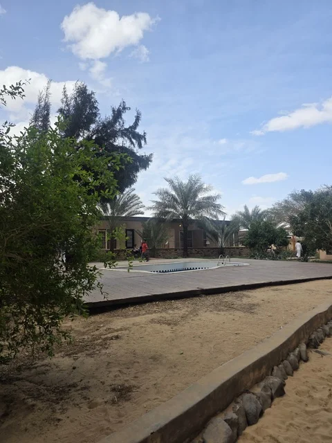منطقة مسبح خارجي في منتجع سياحي بمدينة العلا السعودية