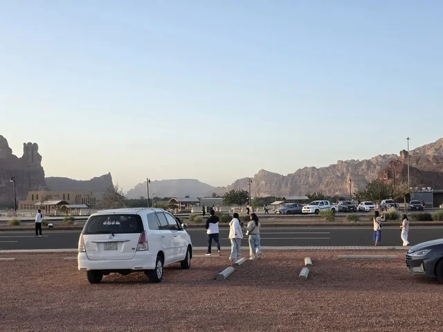 سياح وسيارات في منطقة جبال العلا