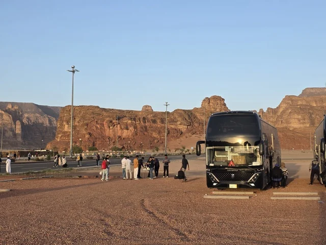 حافلة سياحية في صحراء العلا السعودية