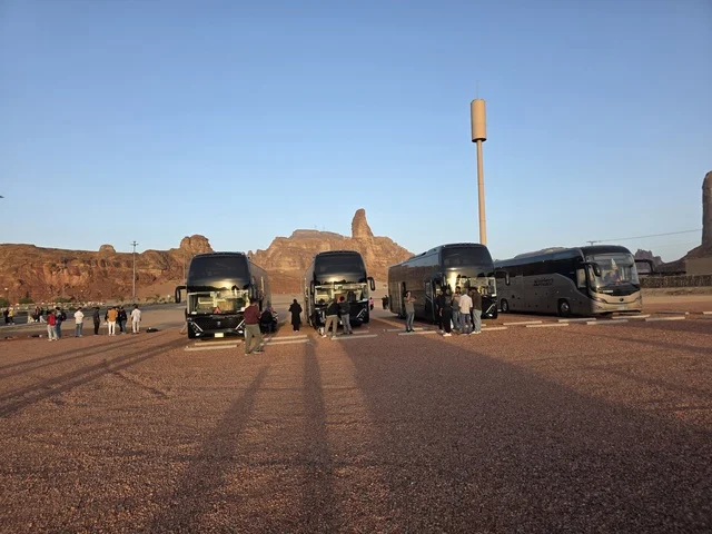 حافلات سياحية في صحراء العلا بالمملكة العربية السعودية