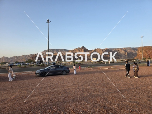 سياح في منطقة جبال العلا والمواقف بالصحراء
