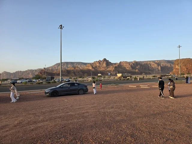 سياح في منطقة جبال العلا والمواقف بالصحراء