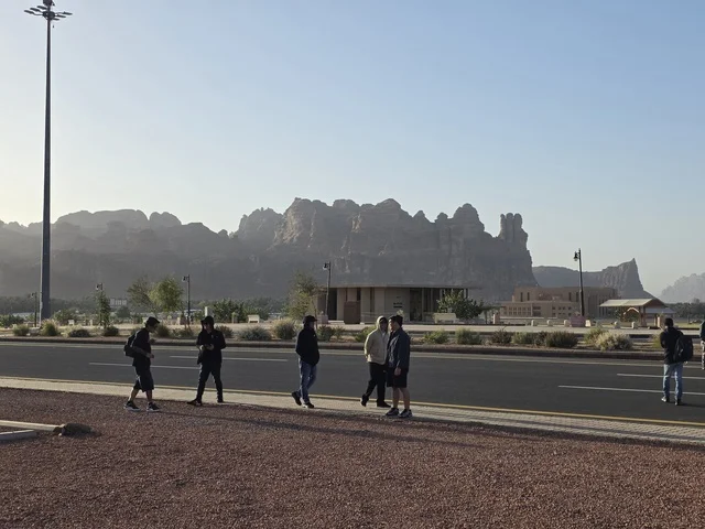 سياح يسيرون بالقرب من جبال العلا في السعودية