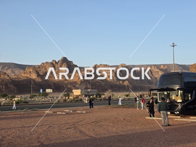 حافلة سياحية عند جبال العلا في السعودية