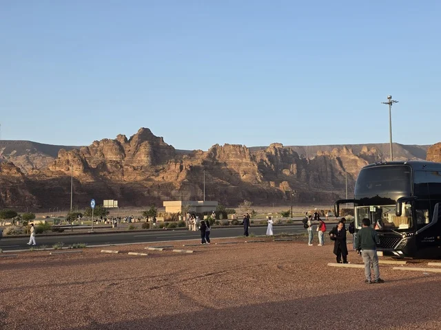 حافلة سياحية عند جبال العلا في السعودية