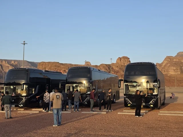 حافلات سياحية فاخرة في صحراء العلا وقت الغروب