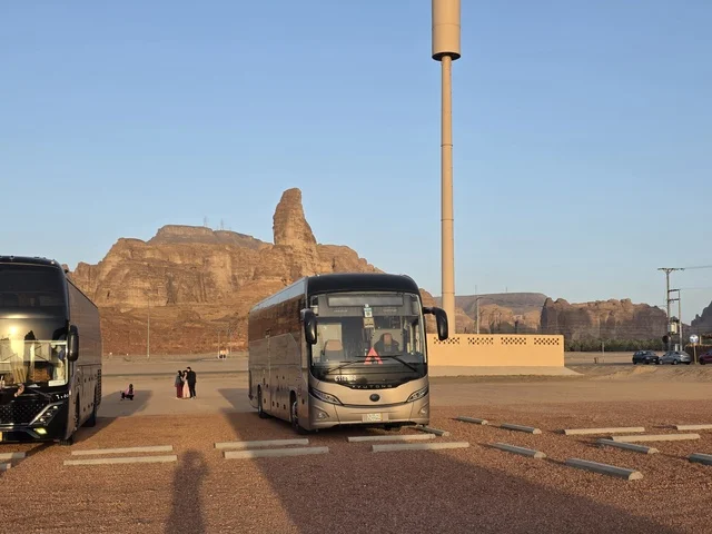 حافلة سياحية في صحراء العلا السعودية