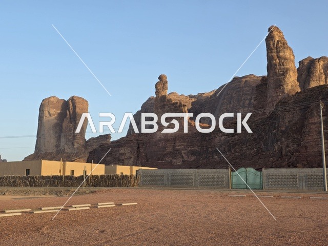 تكوينات صخرية ومباني صحراوية في العلا السعودية