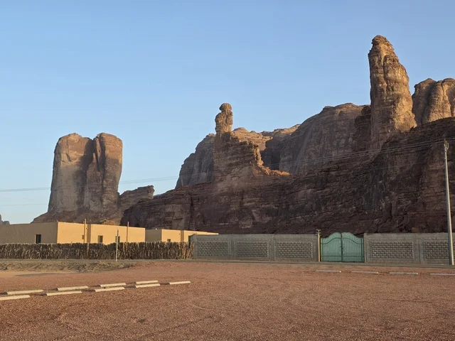 تكوينات صخرية ومباني صحراوية في العلا السعودية تكوينات صخرية ومباني صحراوية في العلا السعودية