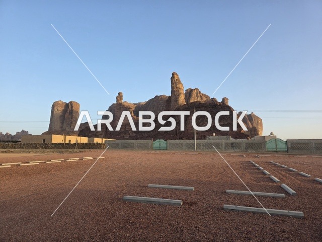 موقف سيارات وتشكيلات صخرية في العلا بالسعودية