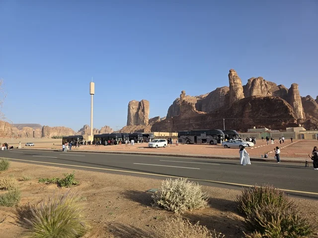 حافلات سياحية عند جبال العلا في السعودية