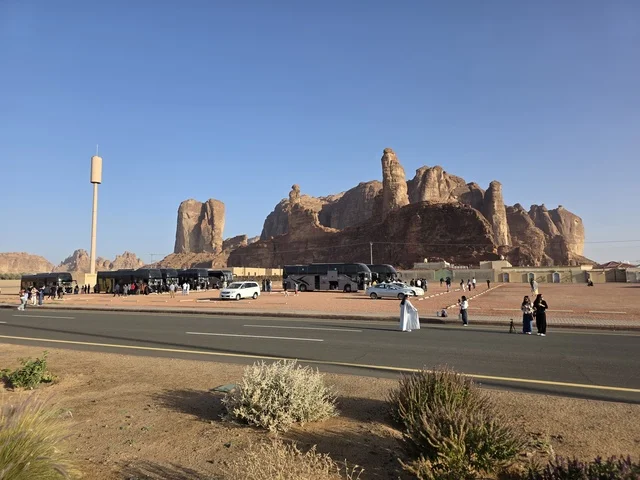 السياحة في العلا السعودية مع الحافلات والتشكيلات الصخرية