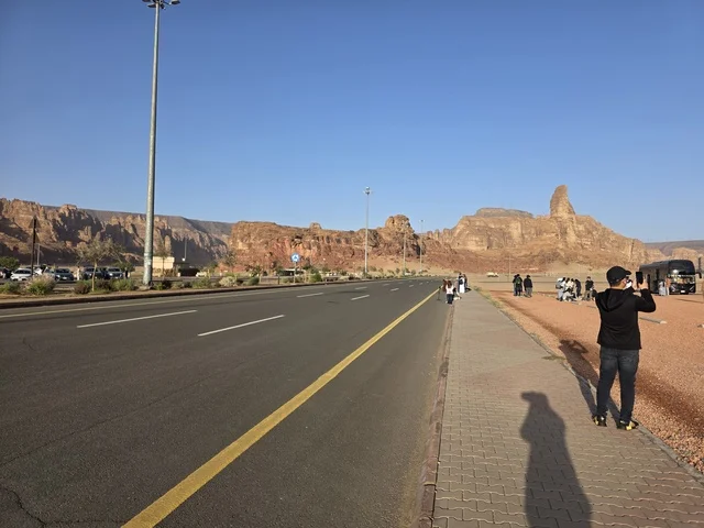 سائح يلتقط صورة لجبال العلا في المملكة العربية السعودية